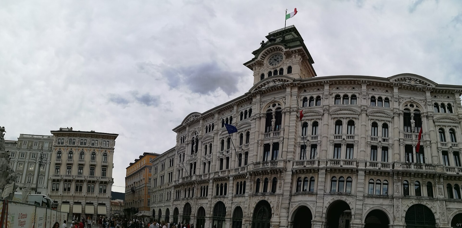 La Piazza Unità d'Italia à Trieste, avec le palais municipal austro-hongrois et son beffroi surmonté du drapeau italien