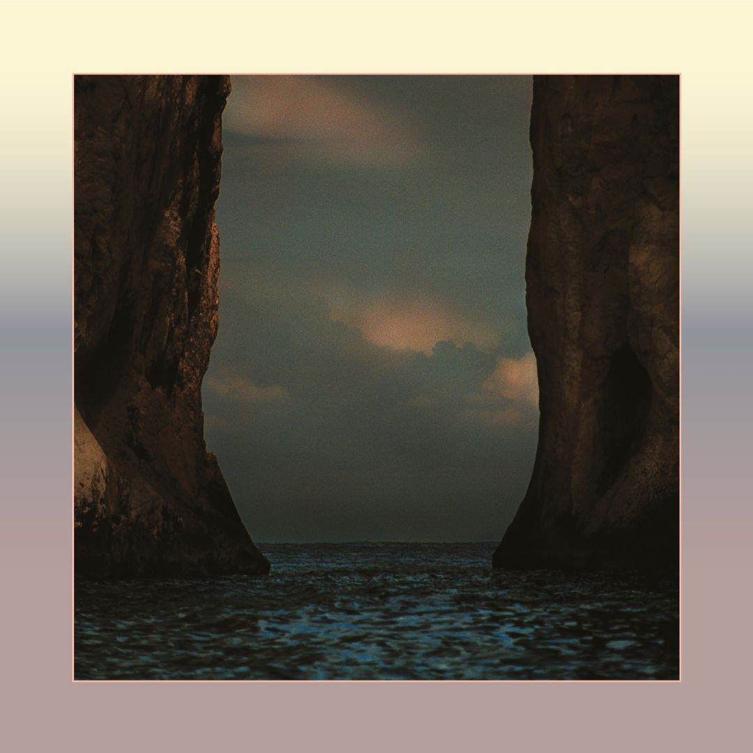 Pochette de l'album I Wrote You A Letter de M83 : deux falaises rocheuses encadrant la mer sous un ciel crépusculaire