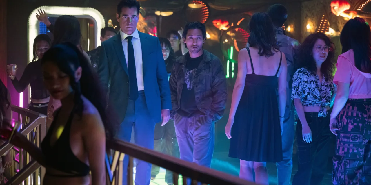 Colin Farrell en costume dans le rôle du détective John Sugar, scène de boîte de nuit éclairée au néon dans la saison 2 de Sugar