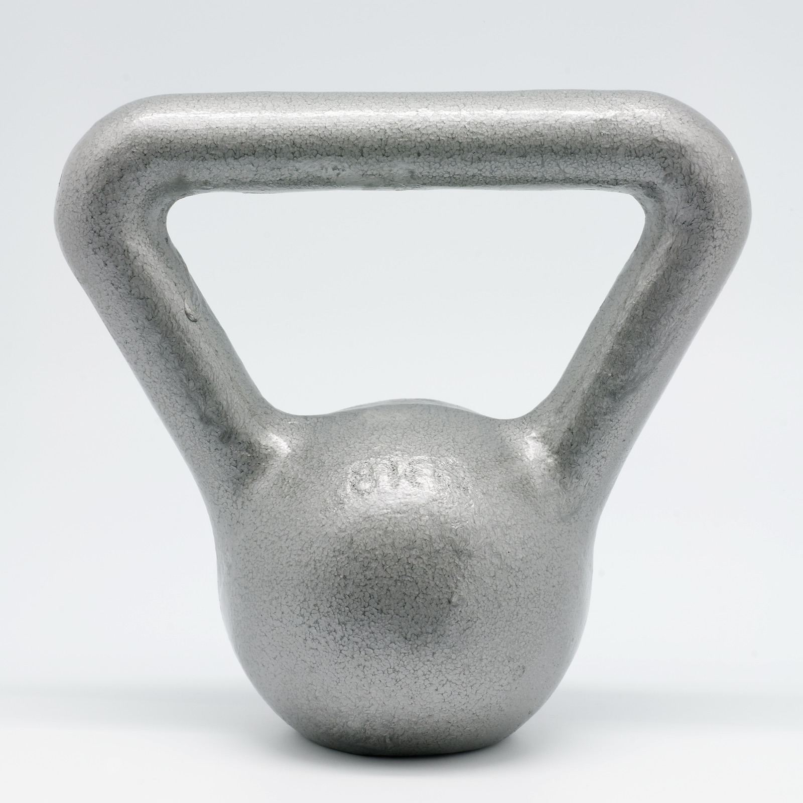 Kettlebell en fonte de 8 kg posé sur fond clair