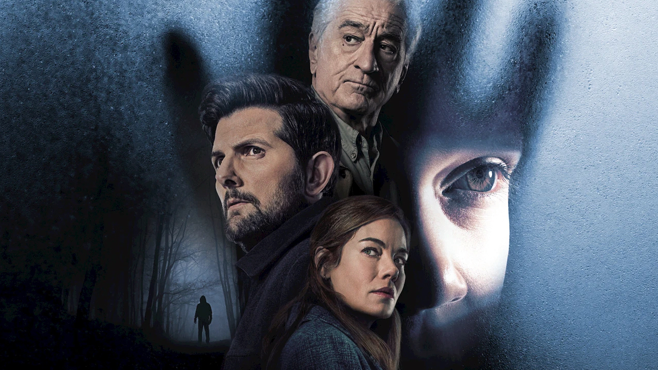 Affiche de The Whisper Man avec Adam Scott, Robert De Niro et Michelle Monaghan sur fond de forêt brumeuse