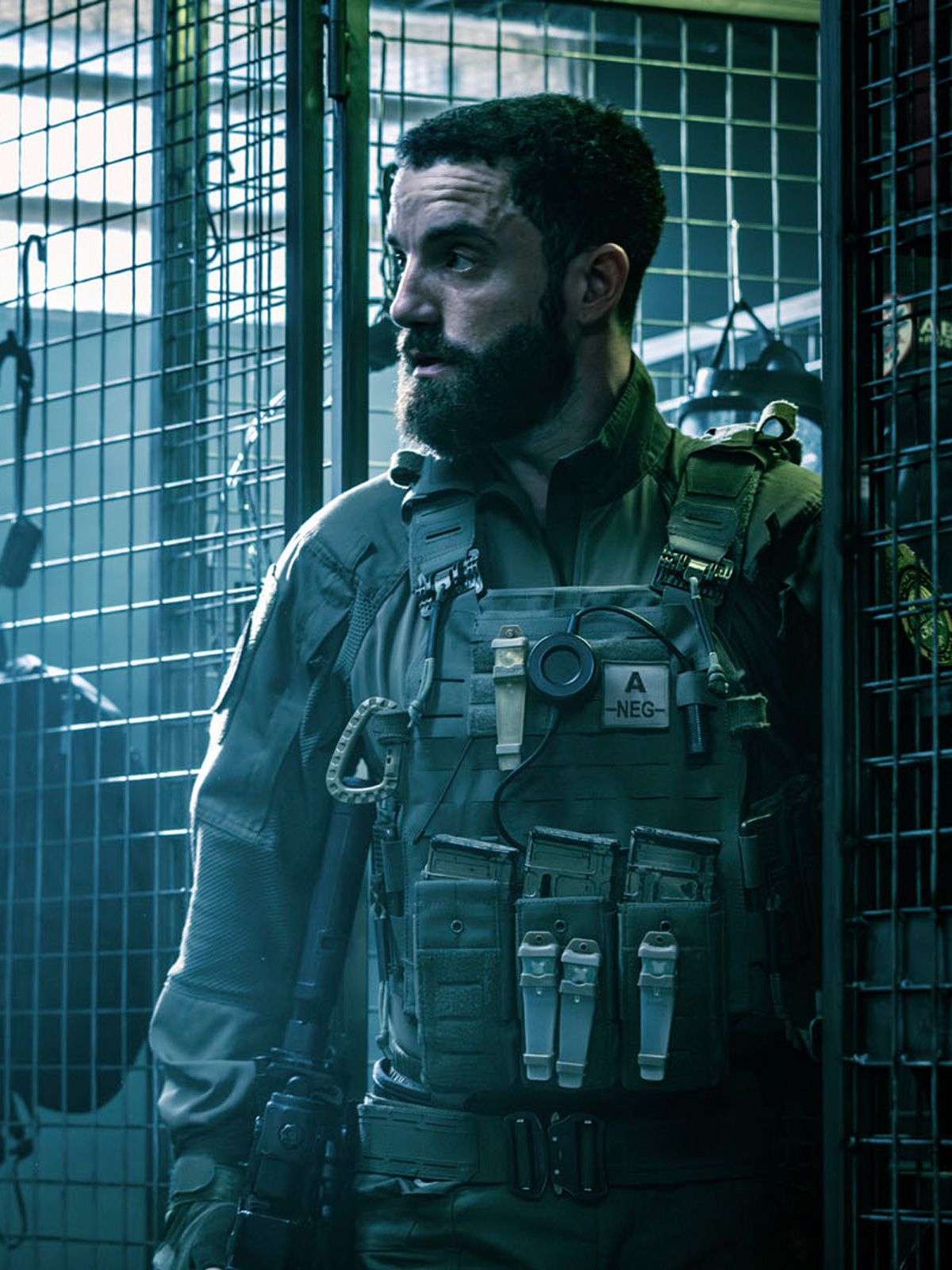Tomer Sisley en tenue d'assaut du GIGN dans la serie Netflix
