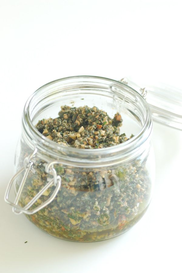 Pesto maison au basilic dans un bocal en verre