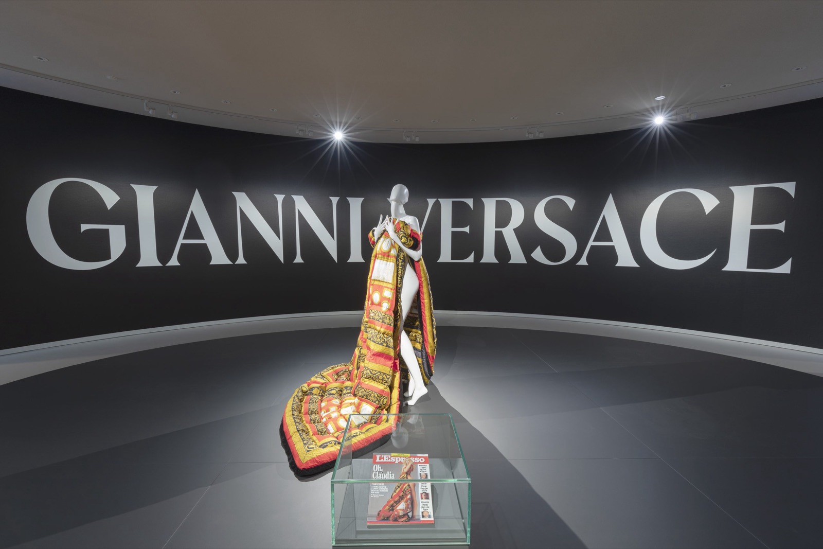 Robe baroque de Gianni Versace exposee devant le mur GIANNI VERSACE, retrospective au musee Maillol a Paris