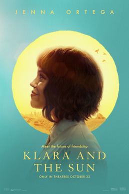 Affiche officielle du film Klara et le Soleil : Jenna Ortega de profil devant un soleil