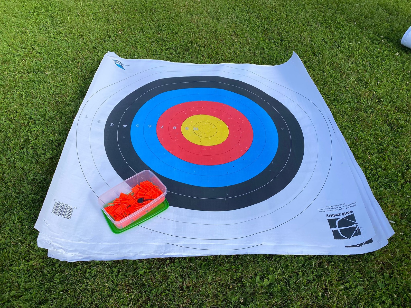 Cible officielle de tir à l'arc World Archery posée sur l'herbe d'un pas de tir