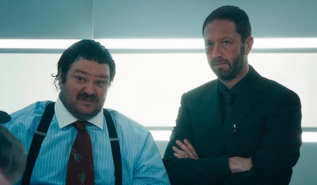 Richie et un autre personnage de The Bear dans une cuisine, image de la saison 5