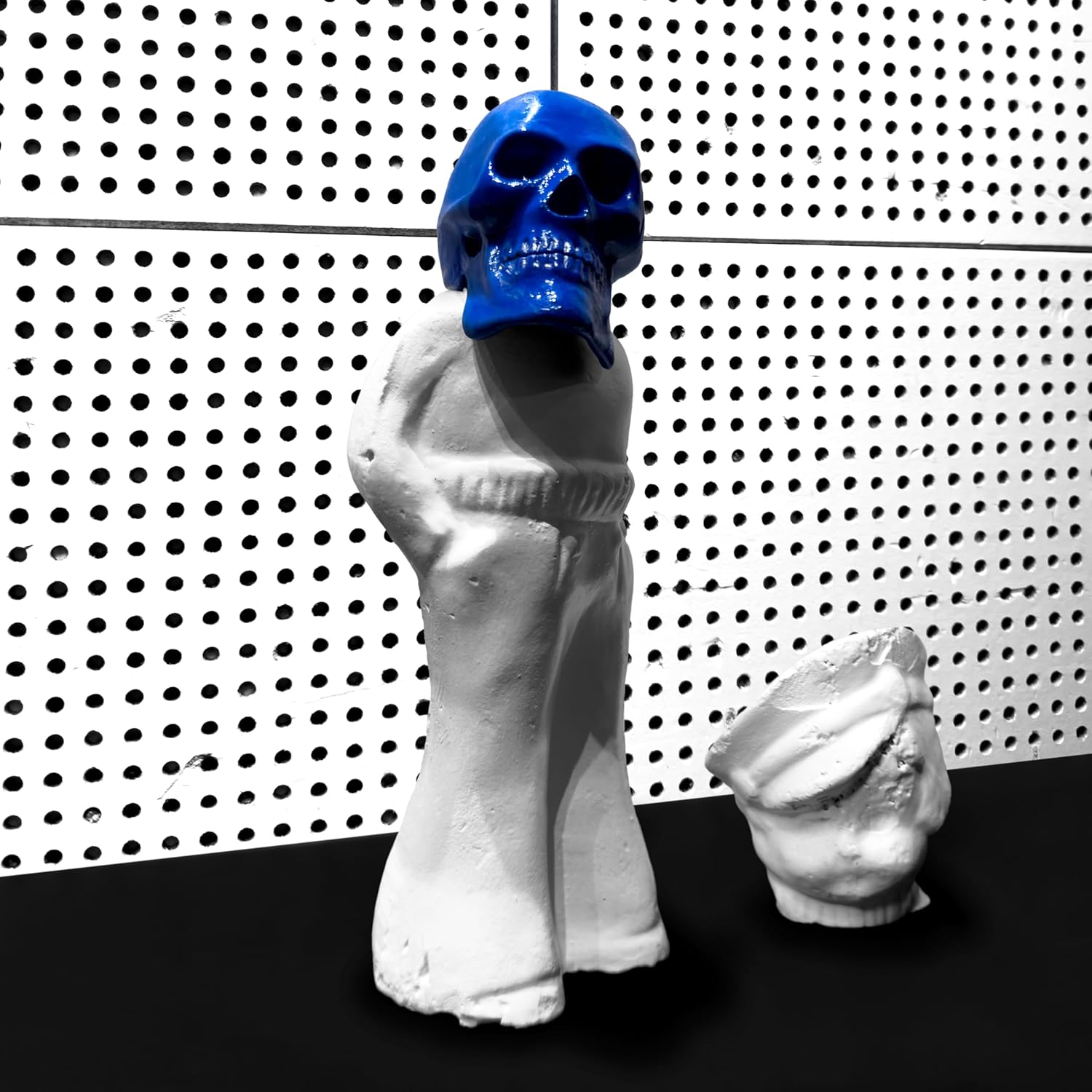 Pochette de l'album Frozen Charlotte de Jack White : un crâne bleu posé sur une figurine blanche
