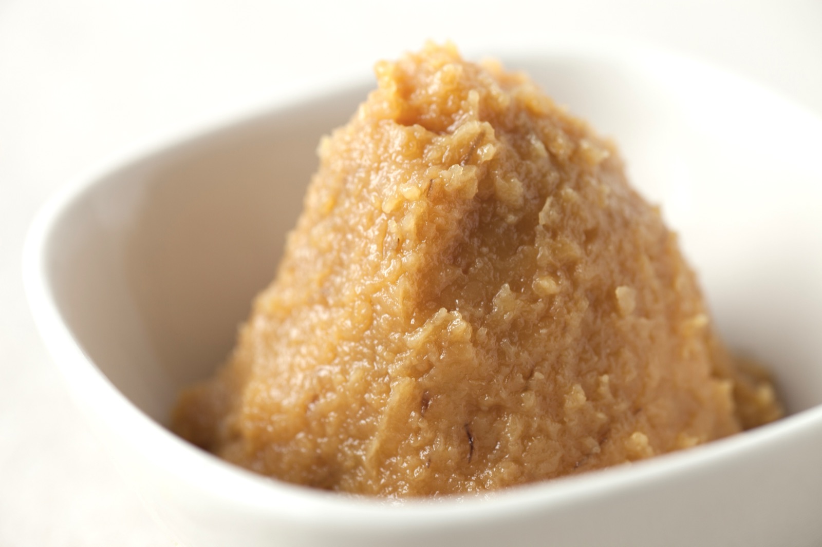 Pâte de miso blanc dans un petit bol blanc