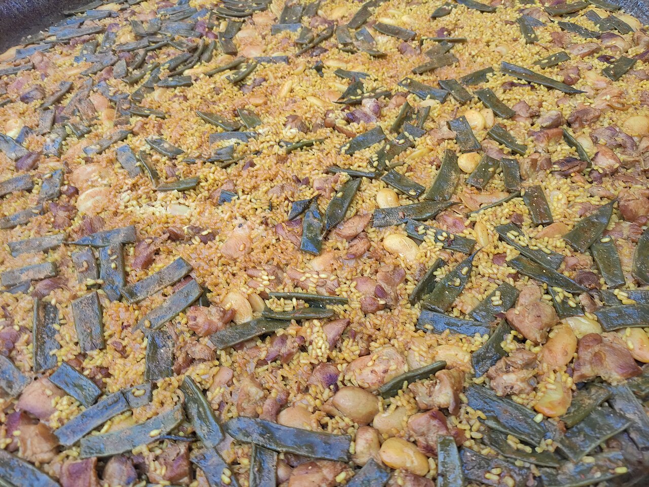 Paella valenciana traditionnelle au poulet, lapin, haricots plats et garrofó, sans chorizo