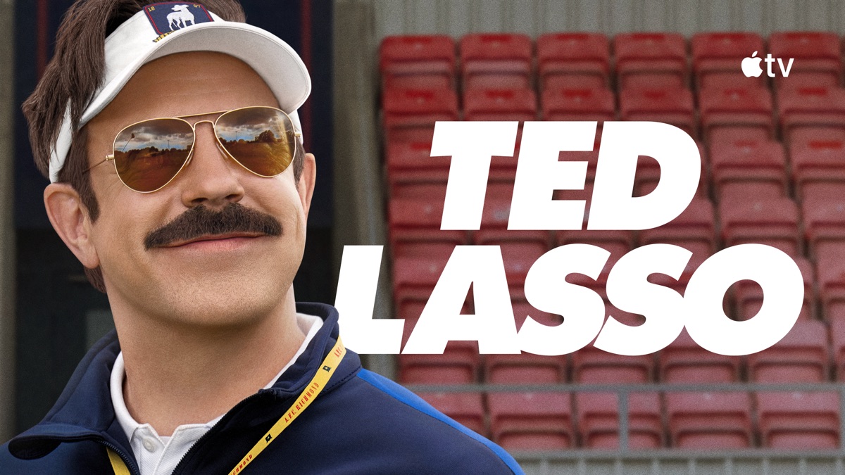Ted Lasso, casquette et lunettes de soleil, devant les gradins rouges du stade de l'AFC Richmond, visuel officiel de la saison 4 Apple TV+