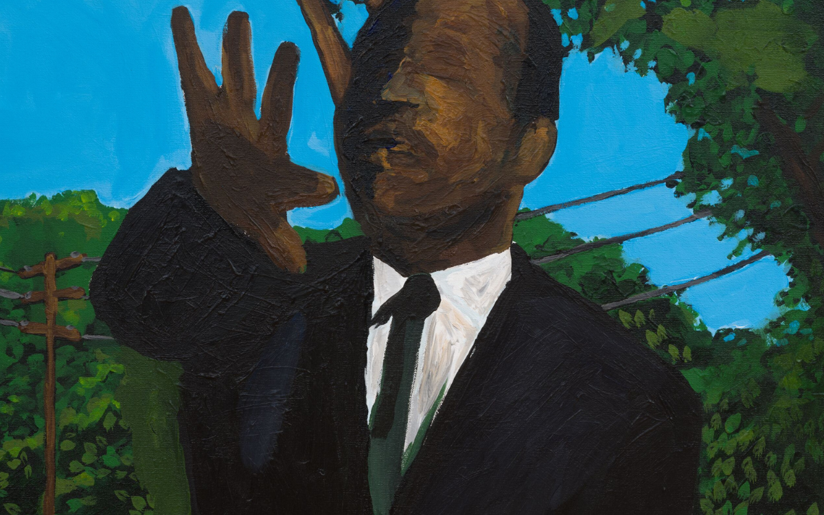 Portrait peint par Henry Taylor : un homme en costume sombre, la main levee, devant un ciel bleu et des arbres, visuel de l'exposition au musee Picasso