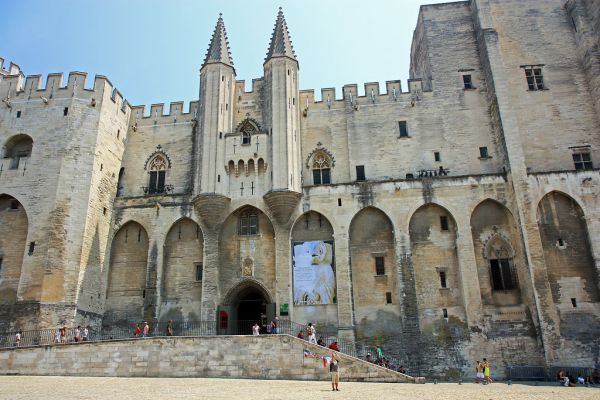 La façade du Palais des papes d'Avignon, coeur du Festival d'Avignon, sous le soleil d'été