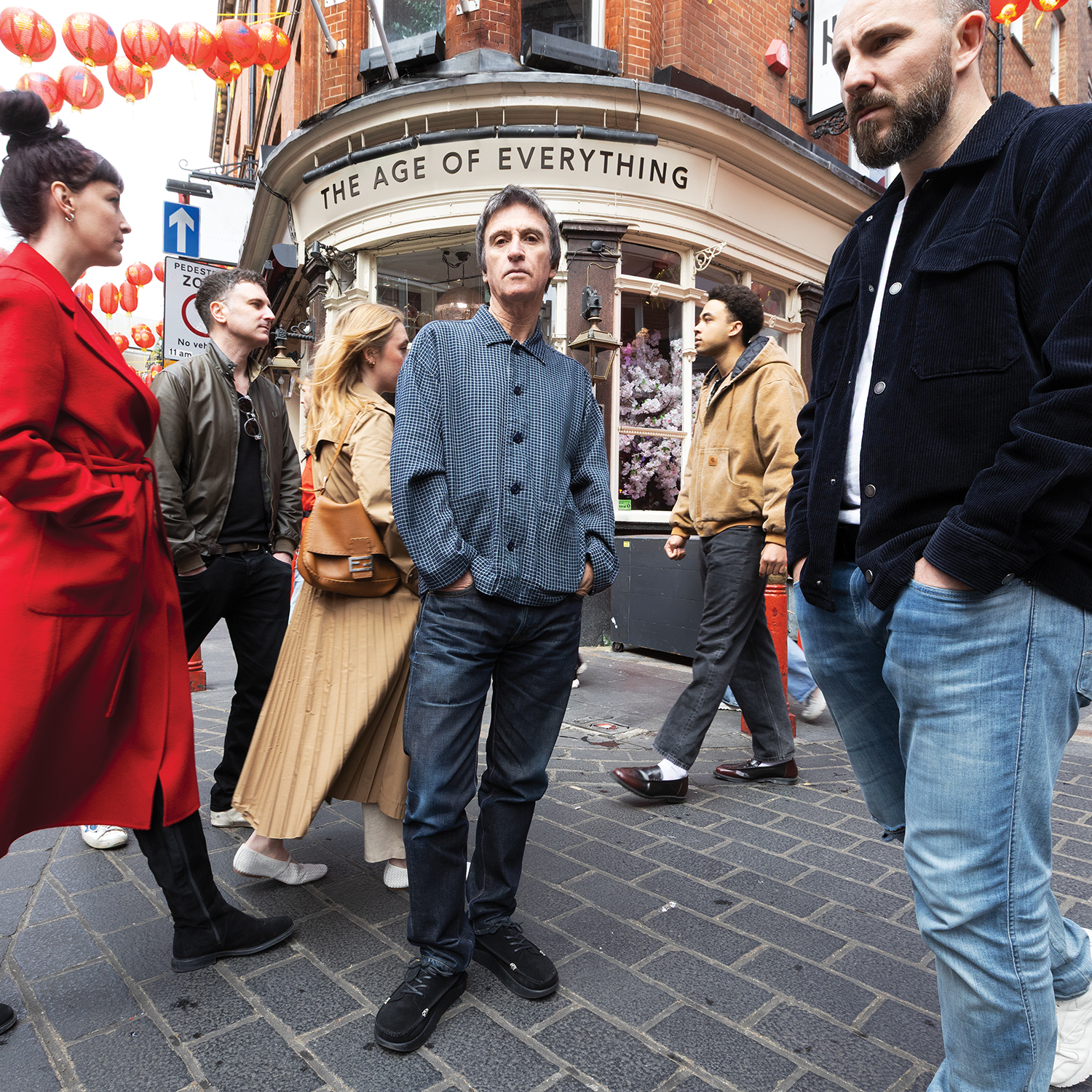 Johnny Marr devant l'enseigne The Age Of Everything, visuel officiel de son cinquième album solo