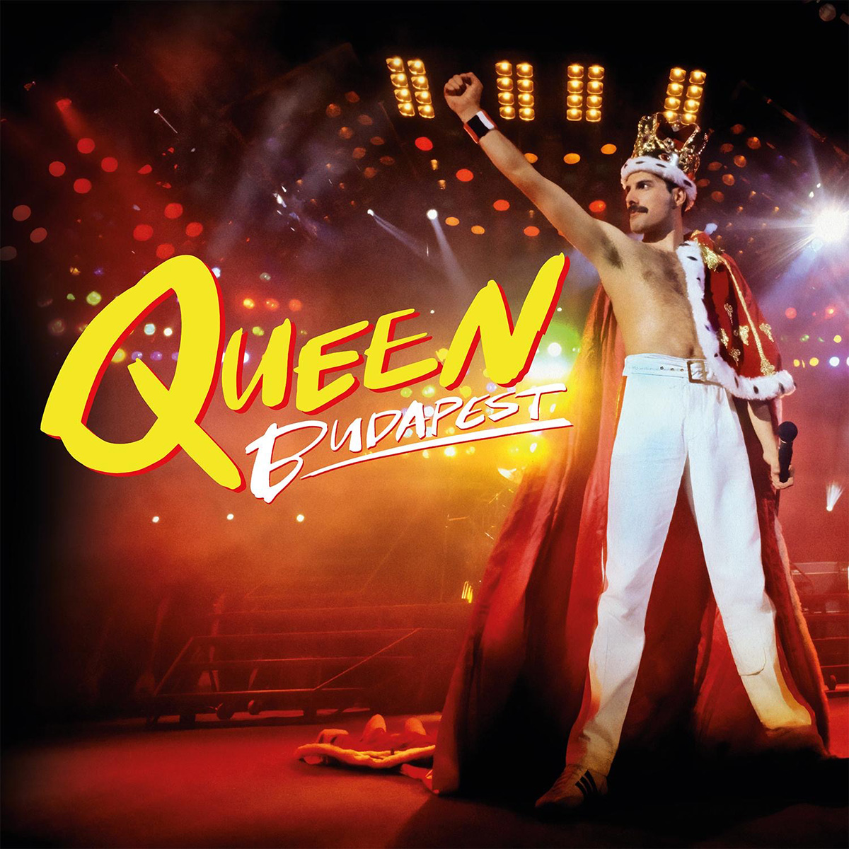 Freddie Mercury en cape et couronne sur scène, visuel officiel du film Queen Budapest