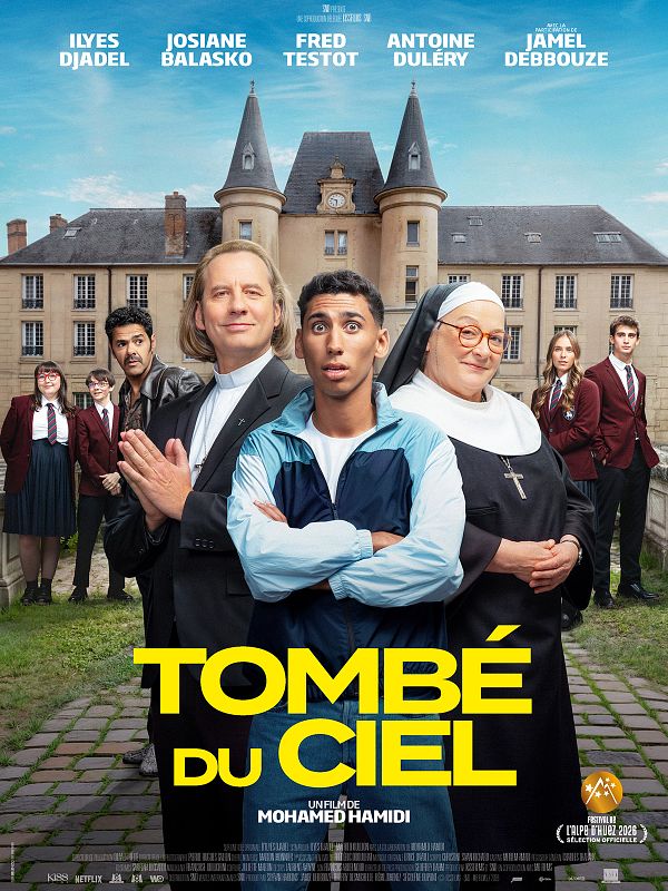Affiche du film Tombé du ciel de Mohamed Hamidi, avec Ilyes Djadel entouré de Fred Testot en prêtre et Josiane Balasko en religieuse devant un internat catholique