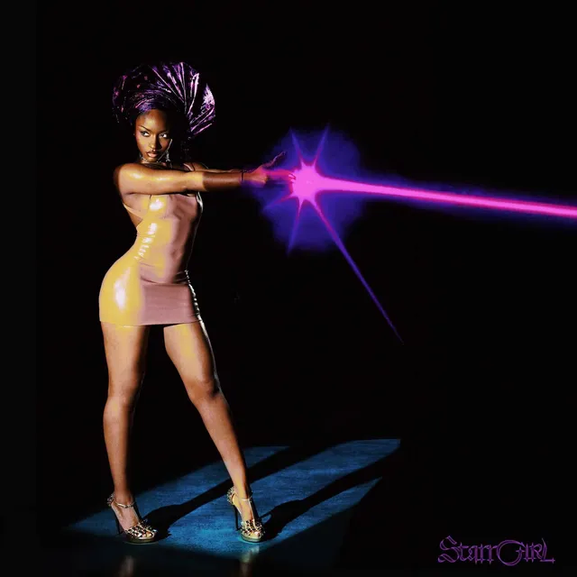 Pochette de l'album Starr Girl d'Ayra Starr, en gele violet et robe moulante, un rayon rose jaillissant de sa main