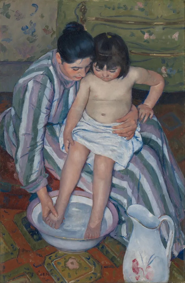 La Toilette de l'enfant (1893) de Mary Cassatt : une mère lave les pieds de son enfant penché au-dessus d'une bassine.