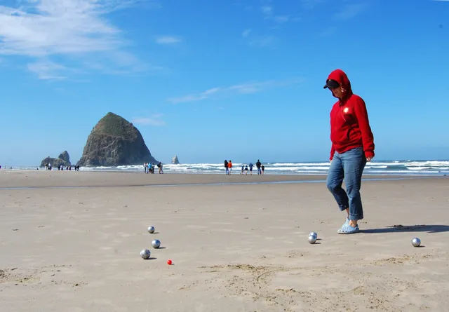 Boules de pétanque chromées posées sur le sol près du cochonnet en plein été