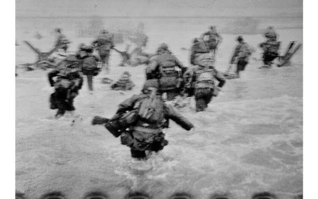 Photo de Robert Capa: soldats americains debarquant dans l'eau a Omaha Beach le 6 juin 1944
