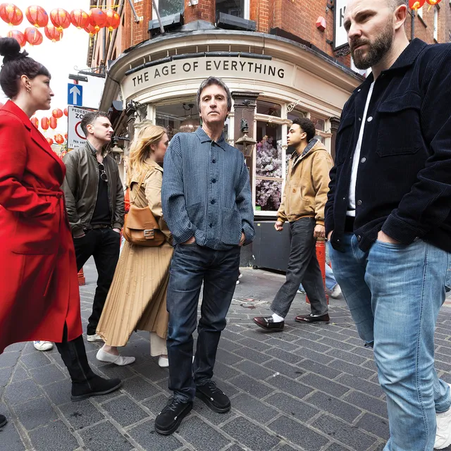 Johnny Marr devant l'enseigne The Age Of Everything, visuel officiel de son cinquième album solo