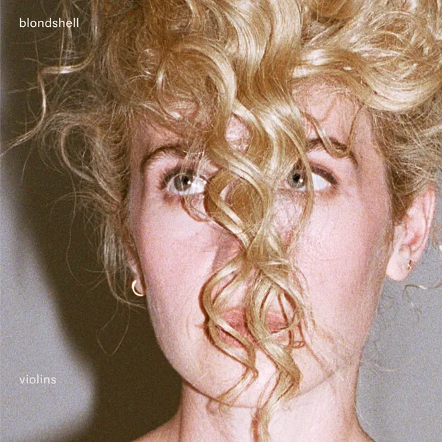 Pochette de l'album Violins de Blondshell : gros plan sur un visage aux cheveux blonds bouclés