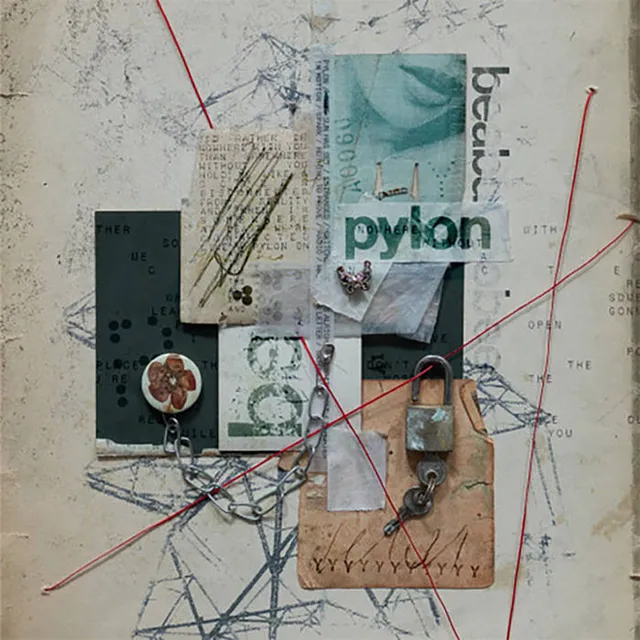 Pochette de l'album Pylon de Beabadoobee, un collage avec cadenas, chaîne et fils rouges