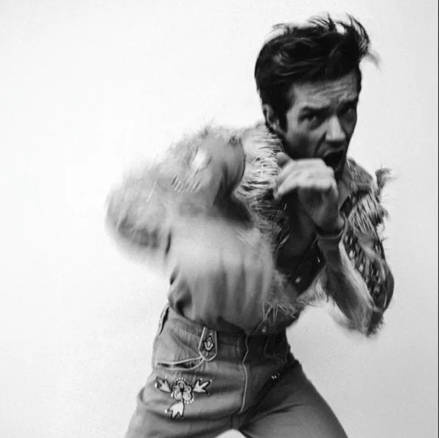 Pochette de l'album Thrasher de Brandon Flowers, photo noir et blanc du chanteur en veste à franges