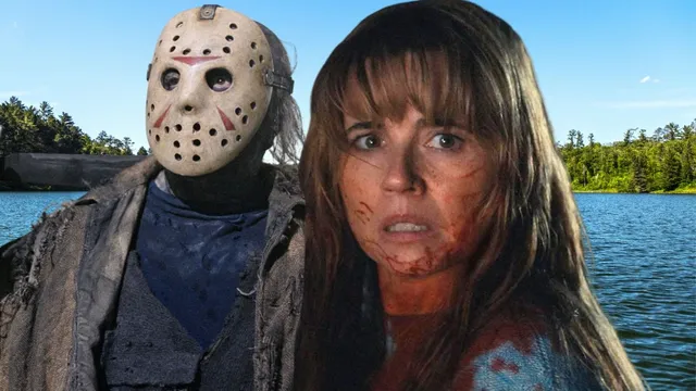 Jason Voorhees masqué et Pamela Voorhees ensanglantée devant le lac de Crystal Lake, série préquelle de Vendredi 13
