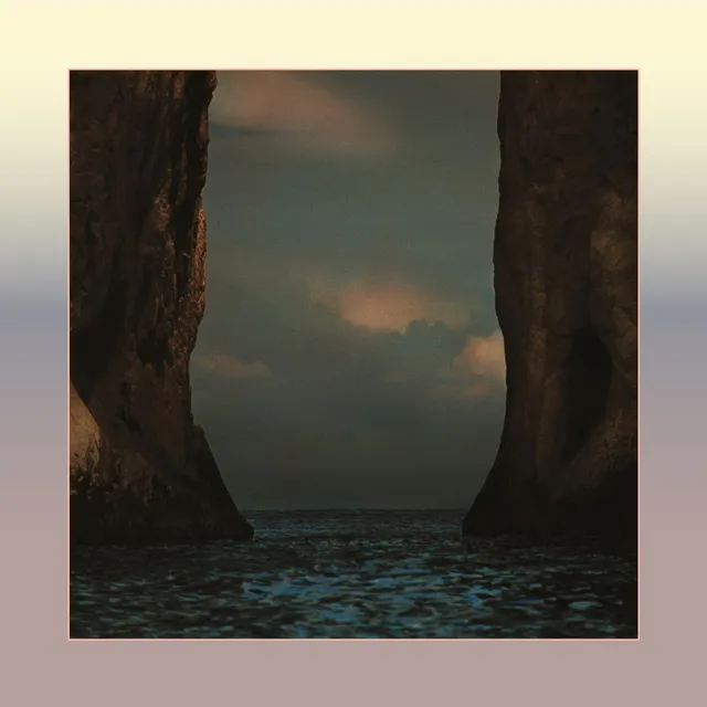 Pochette de l'album I Wrote You A Letter de M83 : deux falaises rocheuses encadrant la mer sous un ciel crépusculaire