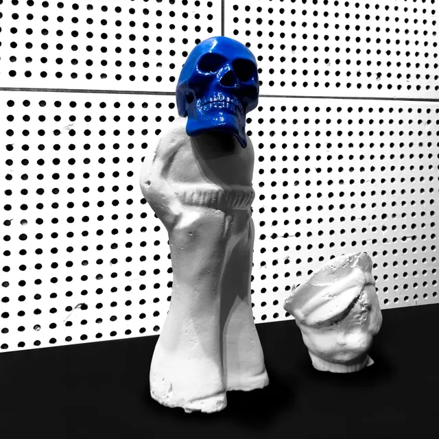 Pochette de l'album Frozen Charlotte de Jack White : un crâne bleu posé sur une figurine blanche