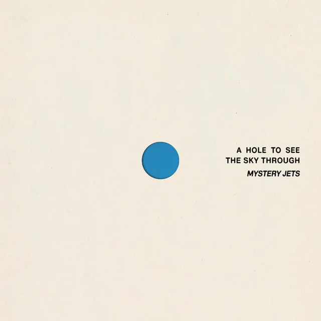 Pochette de l'album A Hole To See The Sky Through de Mystery Jets, oeuvre de Yoko Ono : un disque bleu sur fond crème