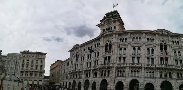 La Piazza Unità d'Italia à Trieste, avec le palais municipal austro-hongrois et son beffroi surmonté du drapeau italien