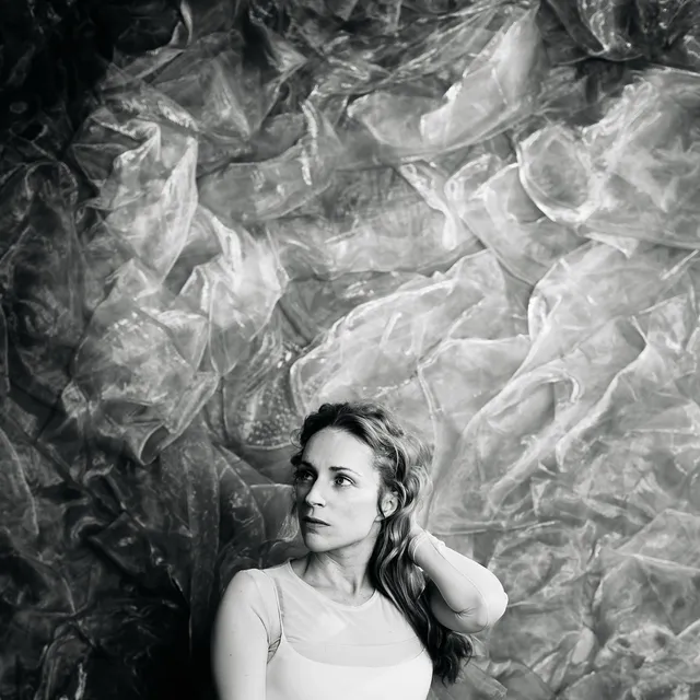 Agnès Obel, portrait noir et blanc pour l'album The Meaning of Flowers