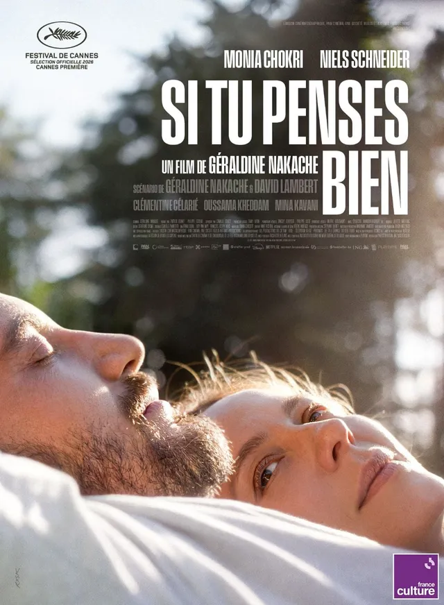 Affiche du film Si tu penses bien de Géraldine Nakache, avec Monia Chokri et Niels Schneider allongés dans l'herbe