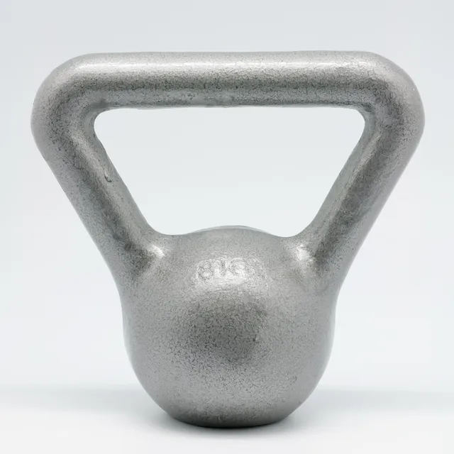 Kettlebell en fonte de 8 kg posé sur fond clair
