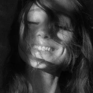 Pochette de l'album Petal d'Ariana Grande, portrait en noir et blanc