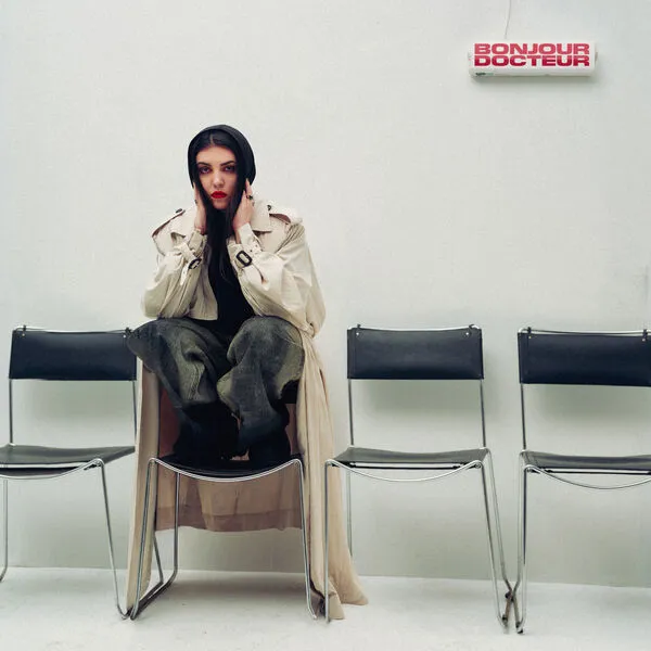 Pochette de l'album Bonjour Docteur de Hoshi : la chanteuse assise sur une chaise de salle d'attente sous une enseigne rouge