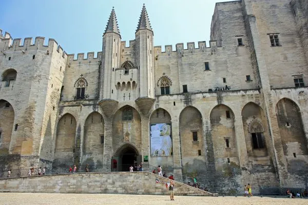 La façade du Palais des papes d'Avignon, coeur du Festival d'Avignon, sous le soleil d'été