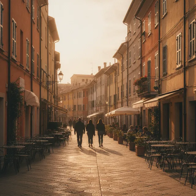 Rue pietonne d'une petite ville italienne au coucher du soleil, des passants se promenent tranquillement entre les terrasses