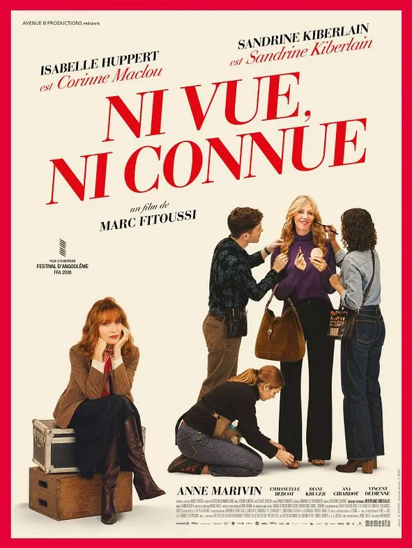 Affiche du film Ni vue, ni connue : Isabelle Huppert assise seule sur une malle de tournage pendant qu'une équipe s'affaire autour de Sandrine Kiberlain