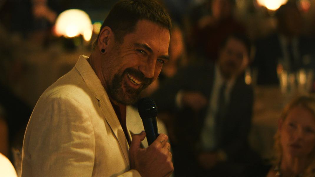 Javier Bardem dans le rôle de Max Cady, souriant, dans la série Cape Fear sur Apple TV