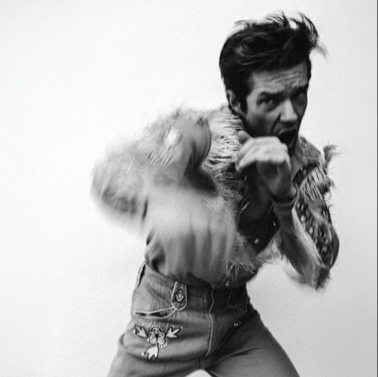 Pochette de l'album Thrasher de Brandon Flowers, photo noir et blanc du chanteur en veste à franges