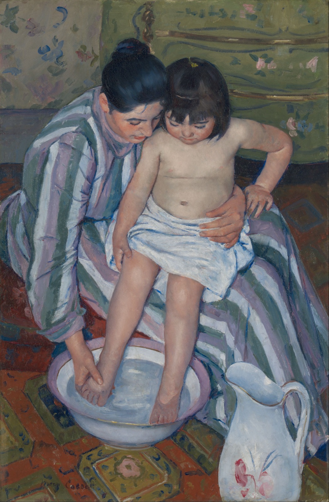 La Toilette de l'enfant (1893) de Mary Cassatt : une mère lave les pieds de son enfant penché au-dessus d'une bassine.