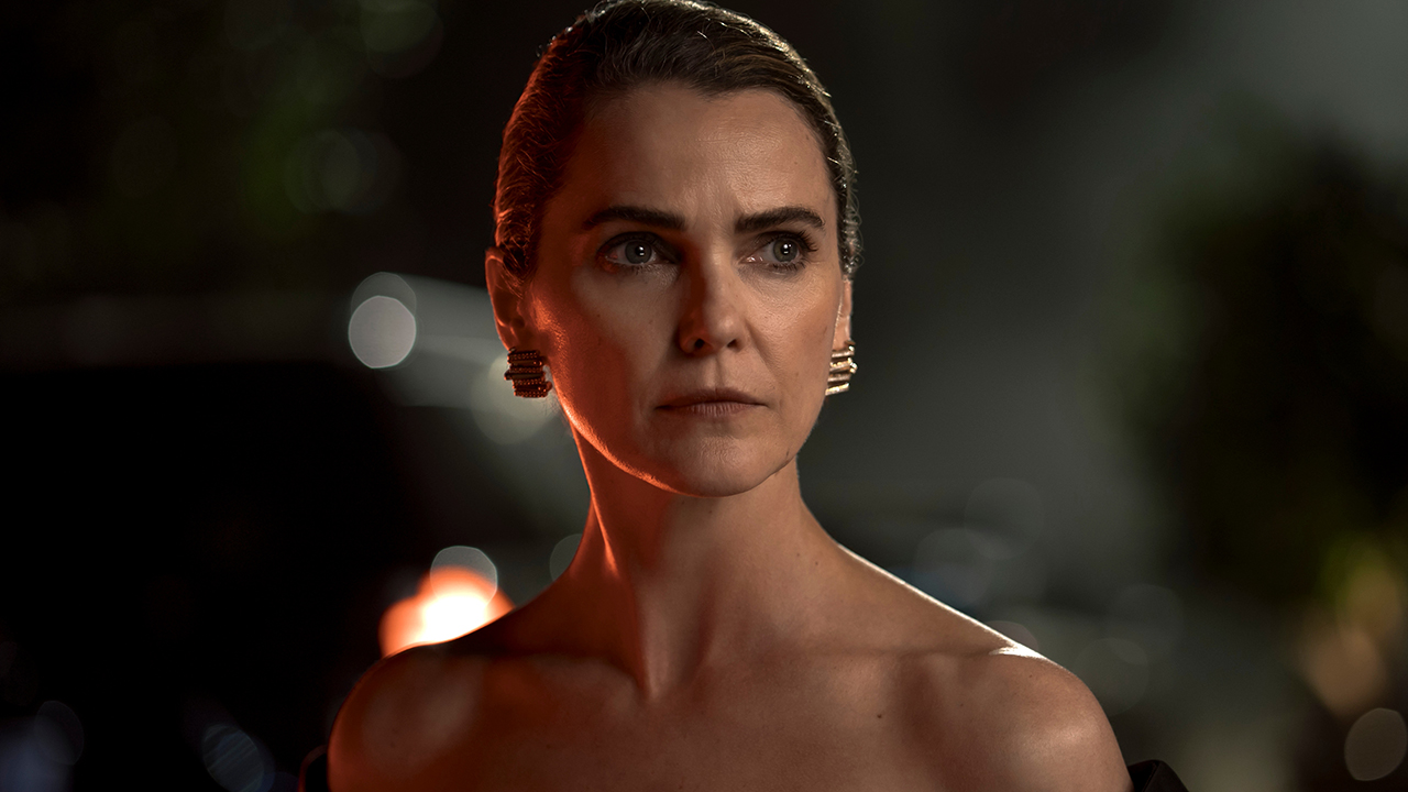 Keri Russell dans le rôle de Kate Wyler, ambassadrice, dans la saison 4 de La Diplomate sur Netflix